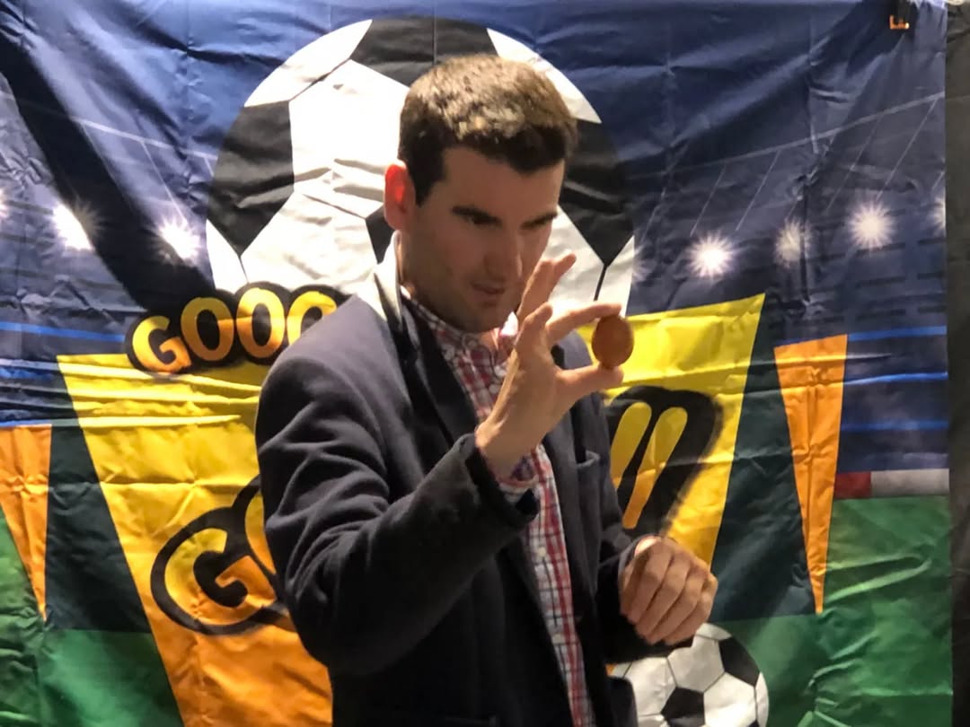 Mago Urdaiz realizando truco de moneda