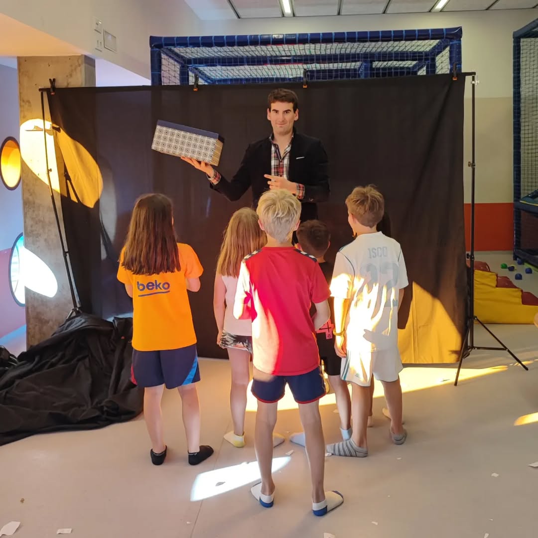 Niños disfrutando del espectáculo de magia